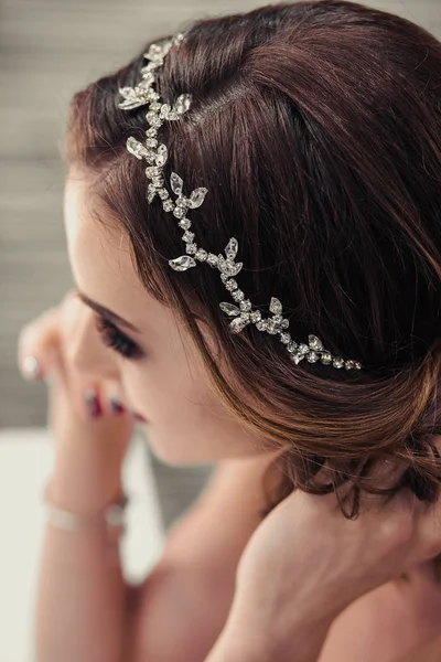 Porträt Der Jungen Brünetten Braut Frau Der Garderobe Mit Hochzeitsschmuck — Stockfoto