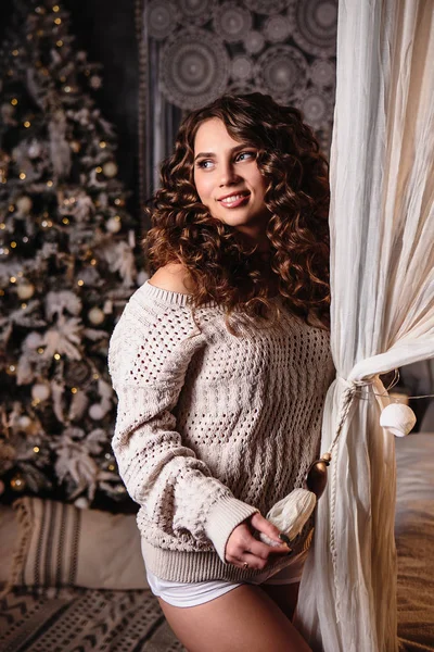Csinos Fiatal Egy Szobában Karácsonyi Dekoráció Téli Hangulatban Hangulatos Otthon — Stock Fotó