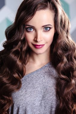 Uzun kıvırcık saç ve makyaj, moda güzellik portresi, rahat kıyafetler akşam olan güzel esmer kadın