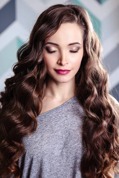 Beautiful Young Brunette Woman Long Curly Hair Evening Makeup Fashion — Stock Photo, Image