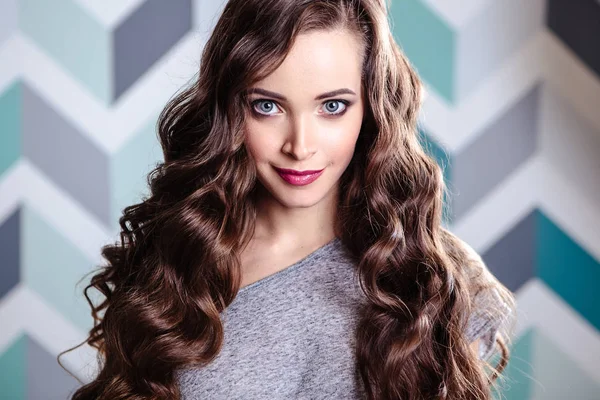Beautiful Young Brunette Woman Long Curly Hair Evening Makeup Fashion — Stock Photo, Image