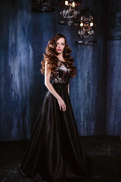 Young Woman Long Curly Hair Makeup Evening Long Luxury Dress — Stock Photo, Image