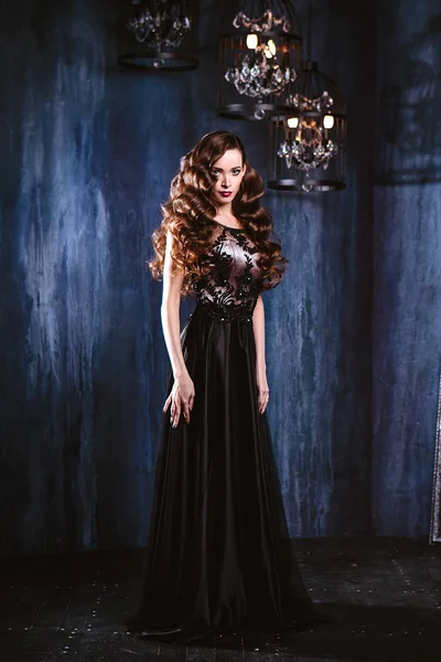Young Woman Long Curly Hair Makeup Evening Long Luxury Dress — Stock Photo, Image