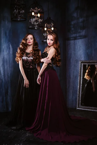 Twins Młodych Kobiet Suknie Ślubne Moda Uroda Portret Ciemne Wnętrze — Zdjęcie stockowe