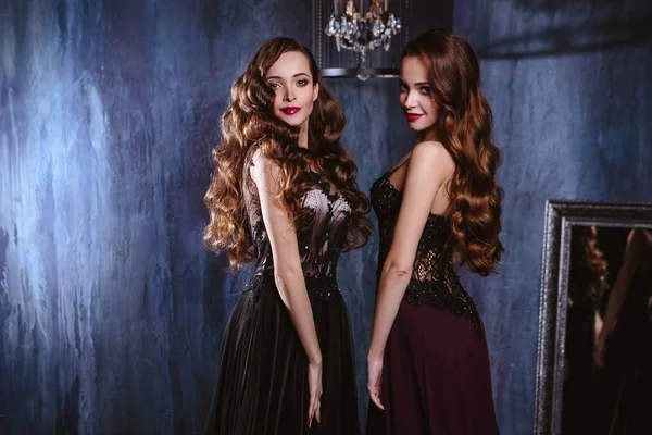 Gêmeos Mulheres Jovens Vestidos Noite Retrato Beleza Moda Interior Escuro — Fotografia de Stock