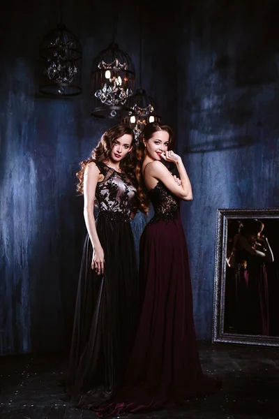 Gemelos Mujeres Jóvenes Vestidos Noche Retrato Belleza Moda Interior Oscuro — Foto de Stock