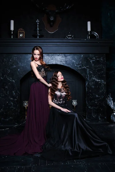 Gêmeos Mulheres Jovens Vestidos Noite Retrato Beleza Moda Interior Escuro — Fotografia de Stock