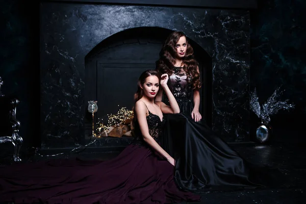 Jumeaux Jeunes Femmes Robes Soirée Portrait Beauté Mode Intérieur Sombre — Photo