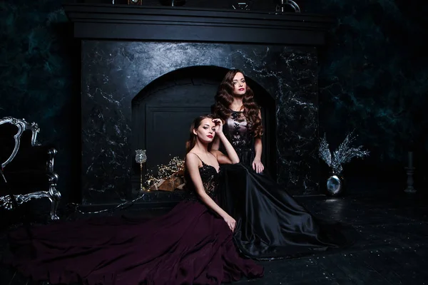 Tvillingar Unga Kvinnor Aftonklänningar Mode Skönhet Porträtt Mörk Interiör — Stockfoto