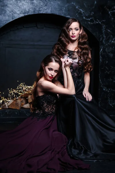 Twins Młodych Kobiet Suknie Ślubne Moda Uroda Portret Ciemne Wnętrze — Zdjęcie stockowe