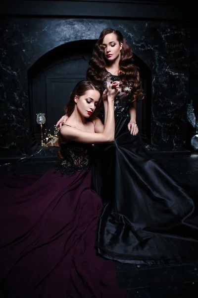Gemelos Mujeres Jóvenes Vestidos Noche Retrato Belleza Moda Interior Oscuro — Foto de Stock