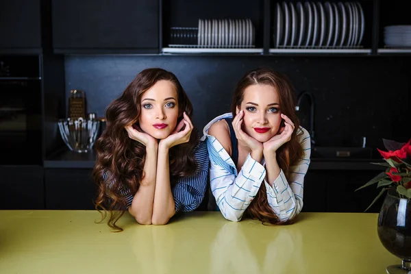 Gêmeos Bonitos Jovens Mulheres Juntas Uma Sala Cozinha Estilo Caseiro — Fotografia de Stock