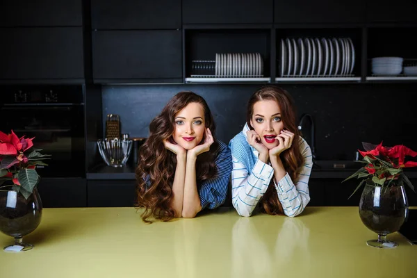 Bonitas Gemelas Mujeres Jóvenes Juntas Una Sala Cocina Estilo Casero —  Fotos de Stock