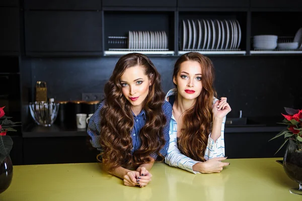 Gêmeos Bonitos Jovens Mulheres Juntas Uma Sala Cozinha Estilo Caseiro — Fotografia de Stock