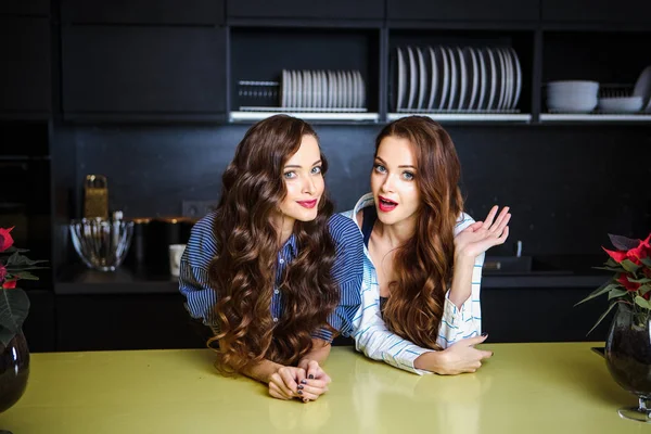Dvojčata Hezké Mladé Ženy Společně Místnosti Kuchyň Ležérní Styl Domů — Stock fotografie