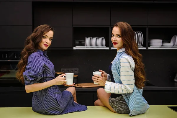 Mooie Tweelingen Jonge Vrouwen Samen Een Keuken Kamer Casual Thuis — Stockfoto
