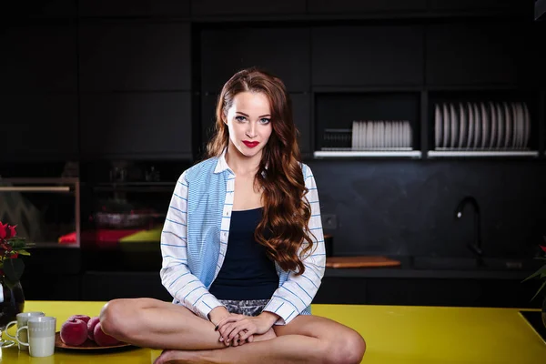 Hermosa Mujer Joven Una Sala Cocina Ropa Casual Retrato Estilo —  Fotos de Stock