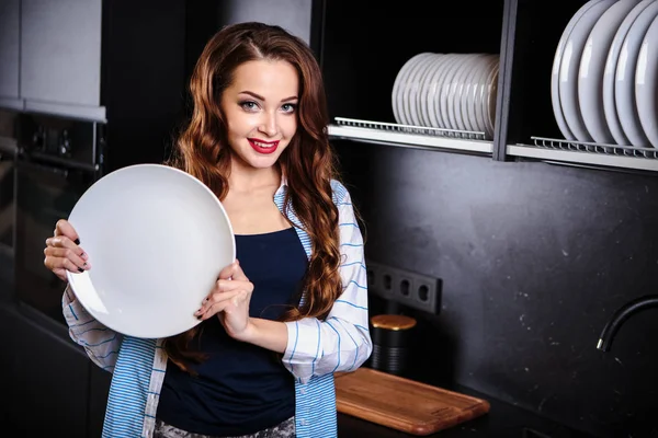 Mulher Bonita Segura Uma Placa Branca Uma Sala Cozinha Roupas — Fotografia de Stock