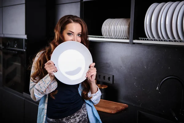 Mulher Bonita Segura Uma Placa Branca Uma Sala Cozinha Roupas — Fotografia de Stock