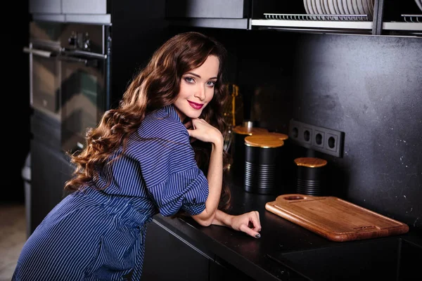 Hermosa Mujer Joven Una Sala Cocina Ropa Casual Retrato Estilo —  Fotos de Stock