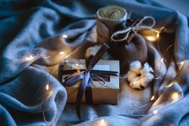 Eko hediyeler ve Noel ışıkları, düz yatıyordu, kadar makro fotoğraf sahte Cozy kış kompozisyonu