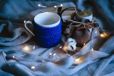 Eko hediyeler ve Noel ışıkları, düz yatıyordu, kadar makro fotoğraf sahte Cozy kış kompozisyonu