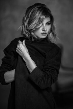 Siyah beyaz portre genç kadın, aktris Portföy, rahat şık bir görünüm