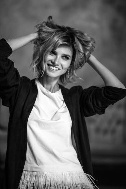 Siyah beyaz portre genç kadın, aktris Portföy, rahat şık bir görünüm