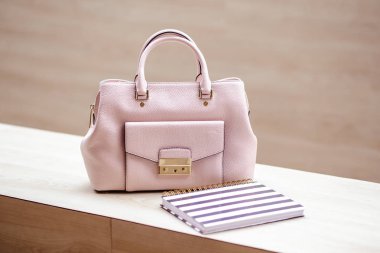 Yakın çekim fotoğraf defter planlayıcısı yakınındaki modern hafif pembe çanta