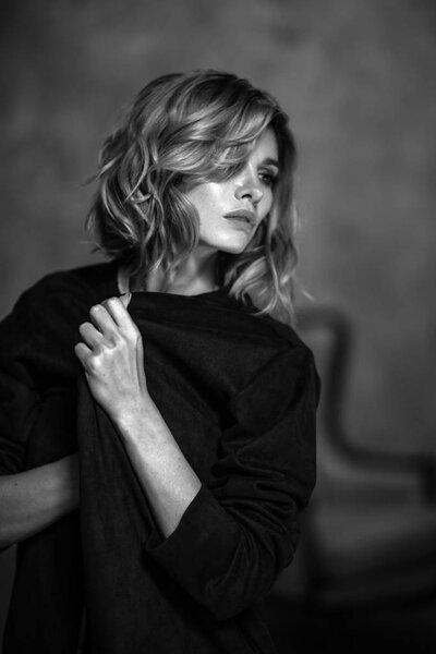 Черно-белый портрет молодой женщины, портфолио актрисы, повседневная стильная внешность
