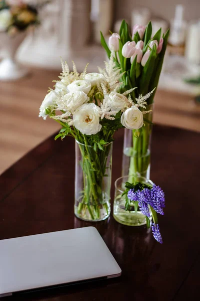 Cep Telefonu Laptop Yakınındaki Bir Masada Zarif Basit Vazolar Çiçek — Stok fotoğraf