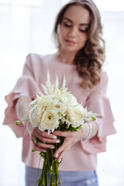 Beautiful Young Blonde Woman Bouquet White Flowers Portrait Pretty Blonde — Stock Photo, Image