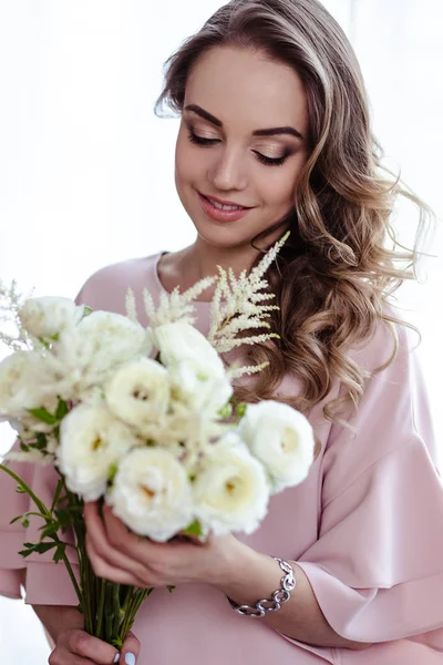 Belle Jeune Femme Blonde Avec Bouquet Fleurs Blanches Portrait Jolie — Photo