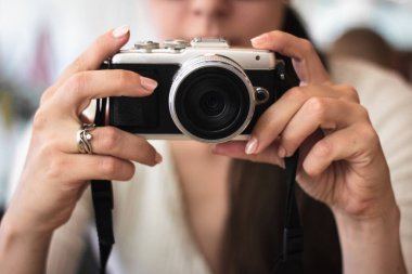 Genç kadın bir kompakt fotoğraf makinesi tutar