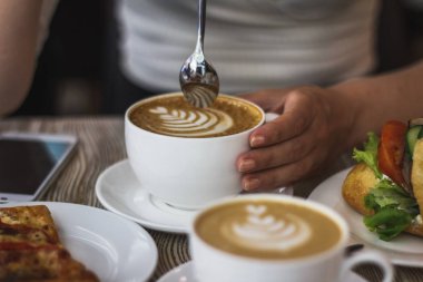 bir restoranda ahşap bir masa üzerinde kahve