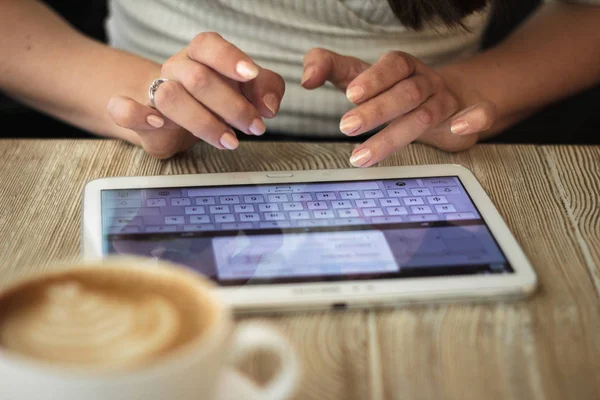 Mujer Joven Trabaja Con Tableta Digital Sobre Fondo Taza Café — Foto de Stock