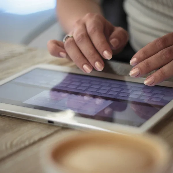 Mujer Joven Trabaja Con Tableta Digital Sobre Fondo Taza Café — Foto de Stock