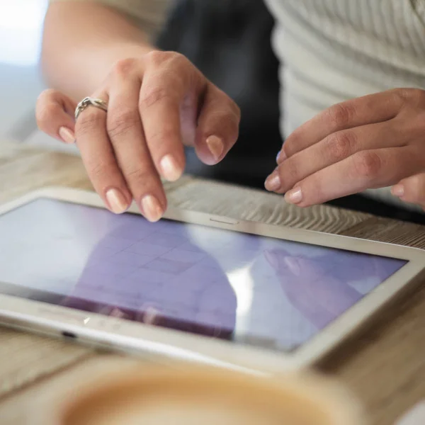 Mujer Joven Trabaja Con Tableta Digital Sobre Fondo Taza Café — Foto de Stock