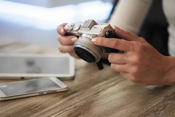 Genç kadın bir kompakt fotoğraf makinesi tutar