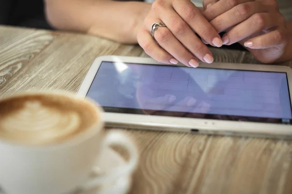 Mujer Joven Trabaja Con Tableta Digital Sobre Fondo Taza Café — Foto de Stock