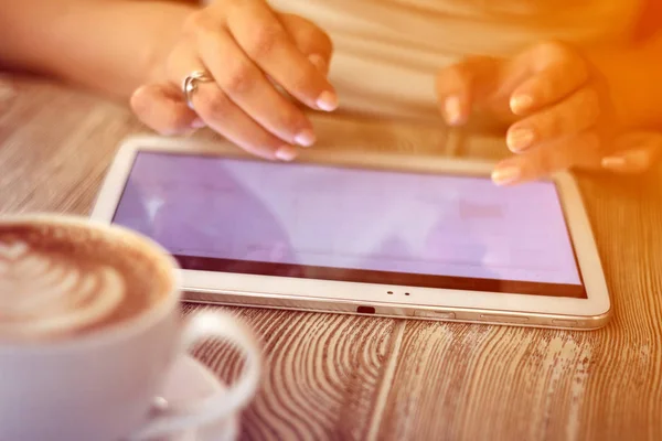 Mujer Joven Trabaja Con Tableta Digital Sobre Fondo Taza Café — Foto de Stock