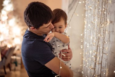 Bir Noel dekorasyonu beraber eğleniyor küçük oğlu. Genç adam ve oğlu 