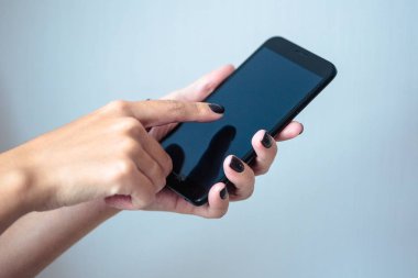 Mükemmel koyu mor manikür ile kadın/s elinde siyah ATT Akıllı telefon