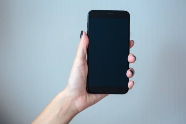 Mükemmel koyu mor manikür ile kadın/s elinde siyah ATT Akıllı telefon