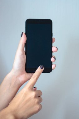 Mükemmel koyu mor manikür ile kadın/s elinde siyah ATT Akıllı telefon