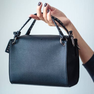 siyah küçük çanta ile mükemmel koyu mor manikür olan kadın