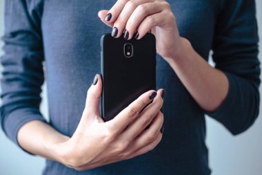 Mükemmel koyu mor manikür ile kadın/s elinde siyah ATT Akıllı telefon