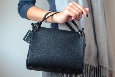 siyah küçük çanta ile mükemmel koyu mor manikür olan kadın