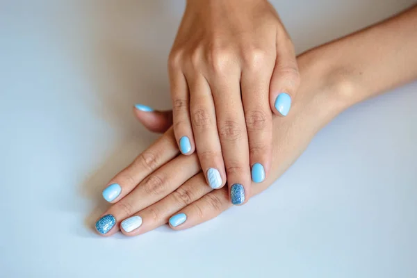 Prachtig Manicure Pastel Inschrijving Blauwe Kleur Nagellak Close Foto Vrouwelijke — Stockfoto