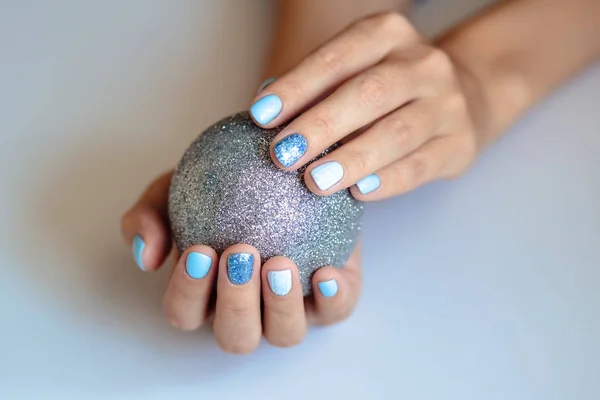 Przepiękny Manicure Paznokci Pastel Niebieski Kolor Zbliżenie Zdjęcie Kobiece Ręce — Zdjęcie stockowe